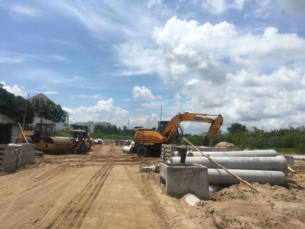 Tập kết cấu kiện cống hộp, xe lu và máy đào tại công trường