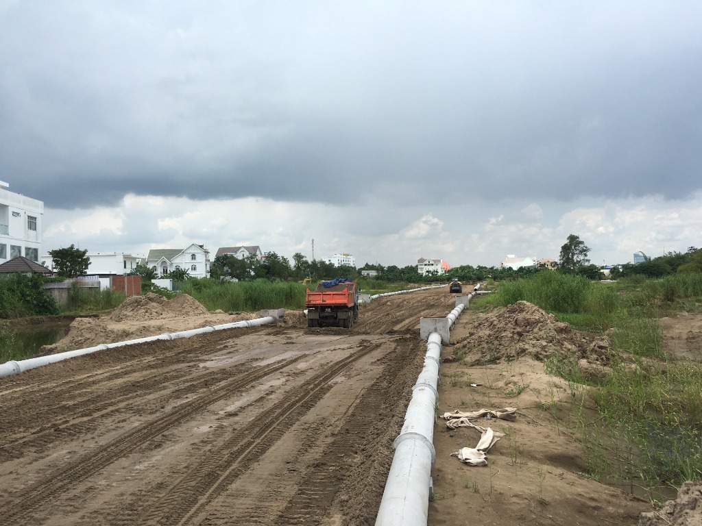 Xe ben vận chuyển đất cát san lấp mặt đường trục chính