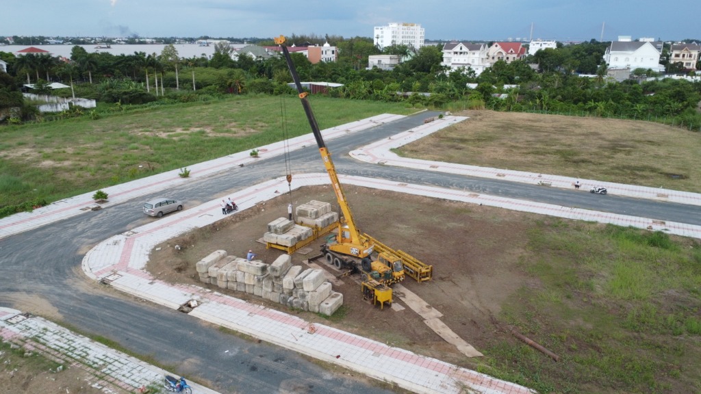 Flycam góc cao: Xe cẩu hạ tải đối trọng thử tĩnh cọc lô góc