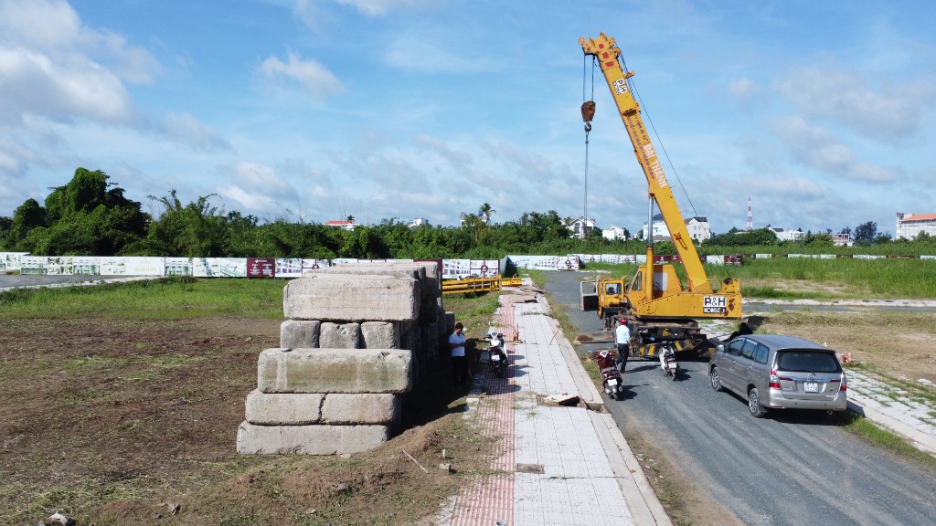 Cận cảnh xe cẩu bánh lốp P&H và các khối bê tông thử tải cọc